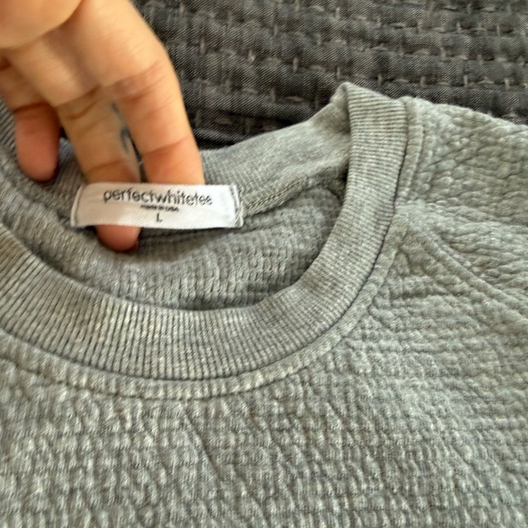 Perfect white tee Grey sweatshirt - Picture 2 of 3